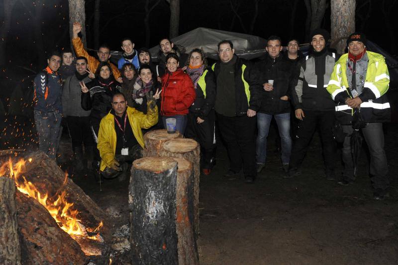 Música y hogueras contra el frío de la noche