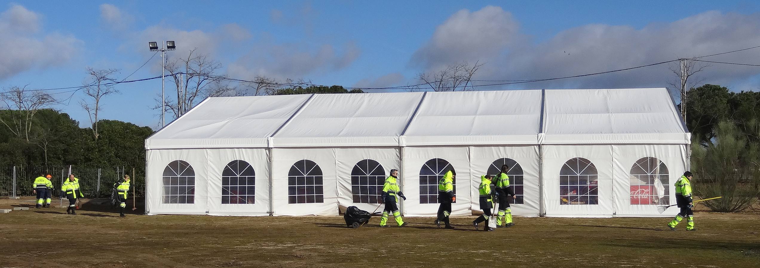 Tareas de limpieza de los terrenos de la antigua Hípica tras el paso de la Fiesta de la Moto