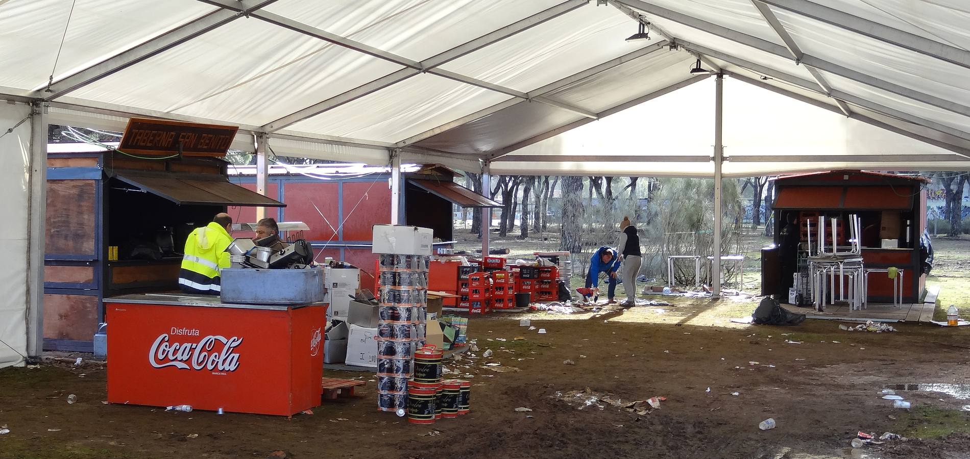 Tareas de limpieza de los terrenos de la antigua Hípica tras el paso de la Fiesta de la Moto