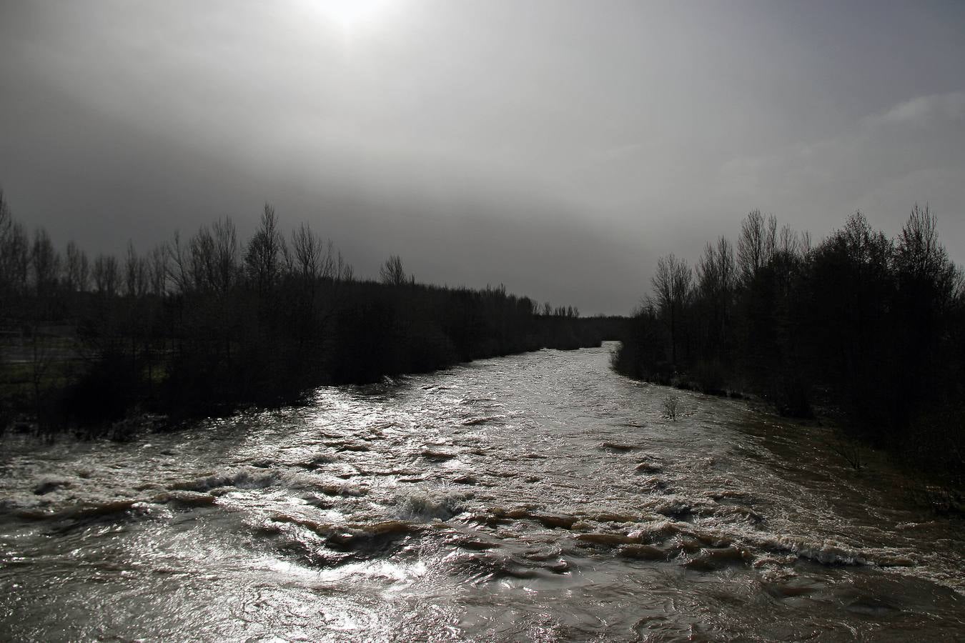 El río Órbigo, a su paso por la localidad de Villanueva de Carrizo (León).