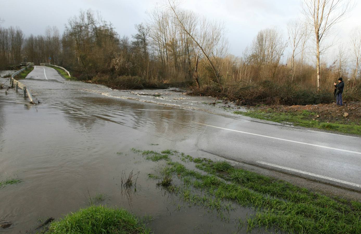 Uno de los accesos a la localidad de Toral de Merayo perteneciente al municipio de Ponferrada, cortada por el desbordamiento del río Sil.