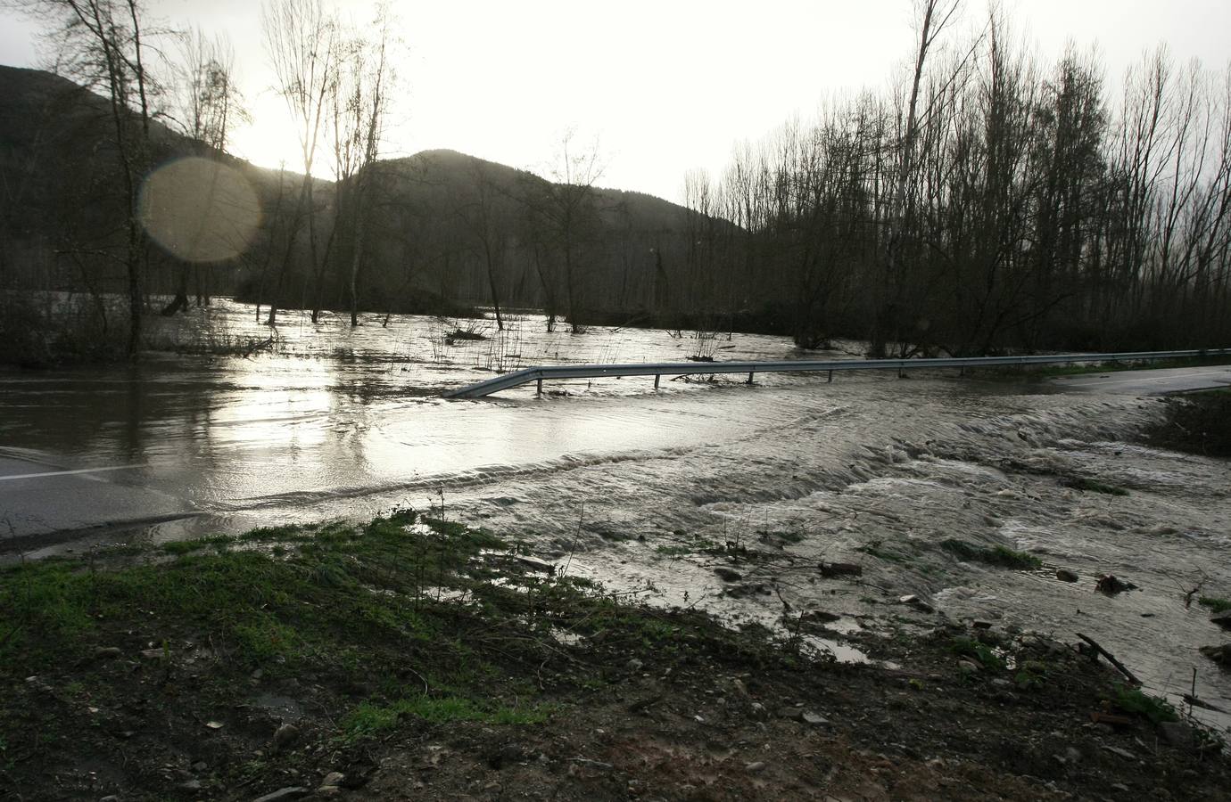 Uno de los accesos a la localidad de Toral de Merayo perteneciente al municipio de Ponferrada, cortada por el desbordamiento del río Sil.