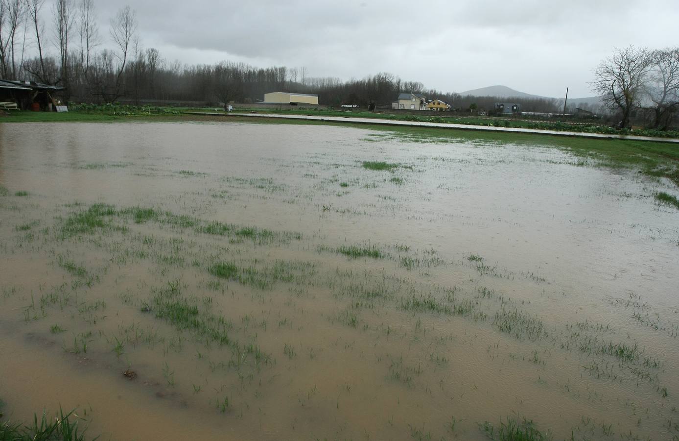 Uno de los accesos a la localidad de Toral de Merayo perteneciente al municipio de Ponferrada, cortada por el desbordamiento del río Sil.