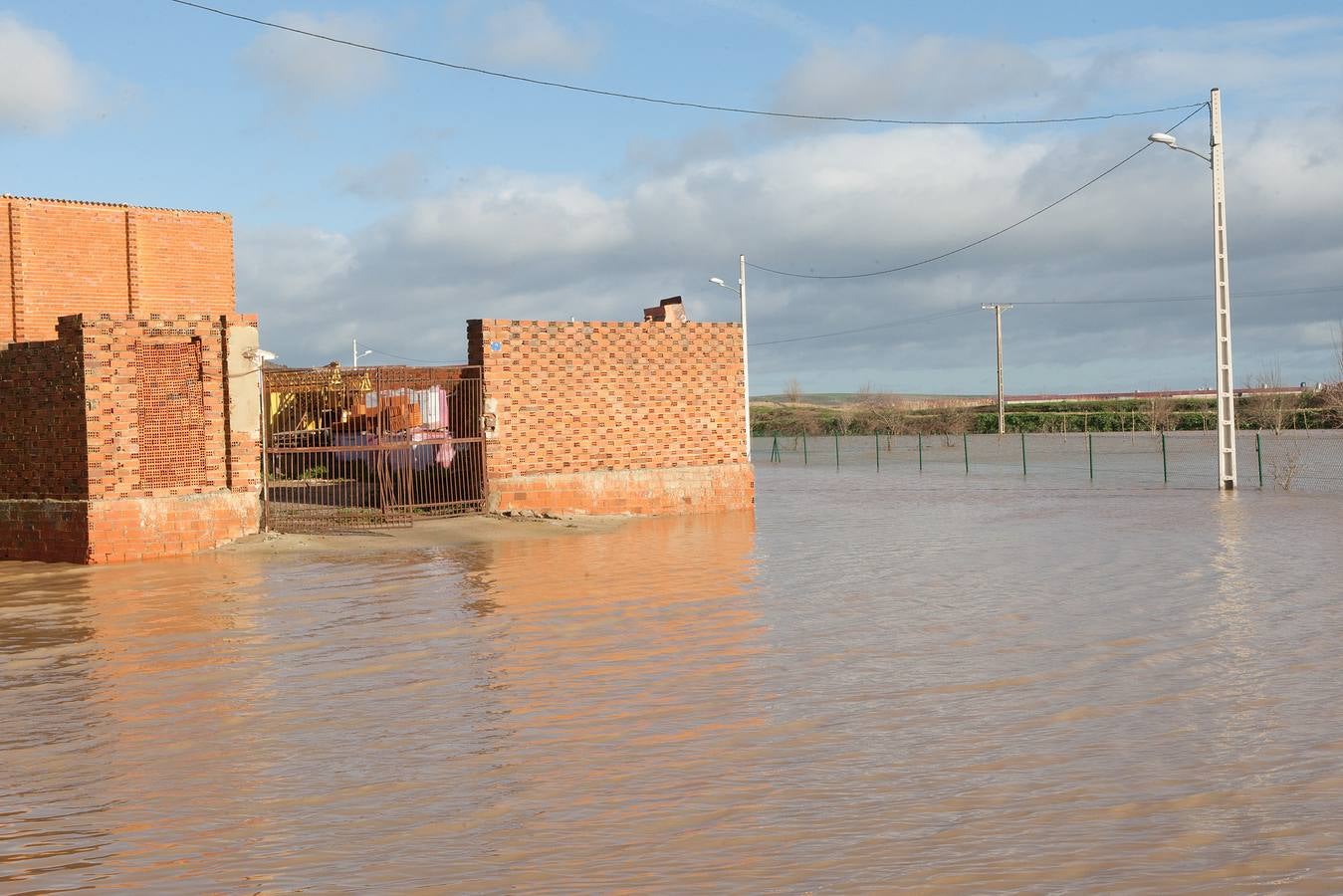 La subida del caudal del rio Valderaduey ocasiona inundaciones en Benegiles (Zamora).