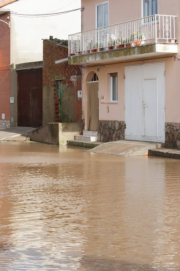 La subida del caudal del rio Valderaduey ocasiona inundaciones en Benegiles.