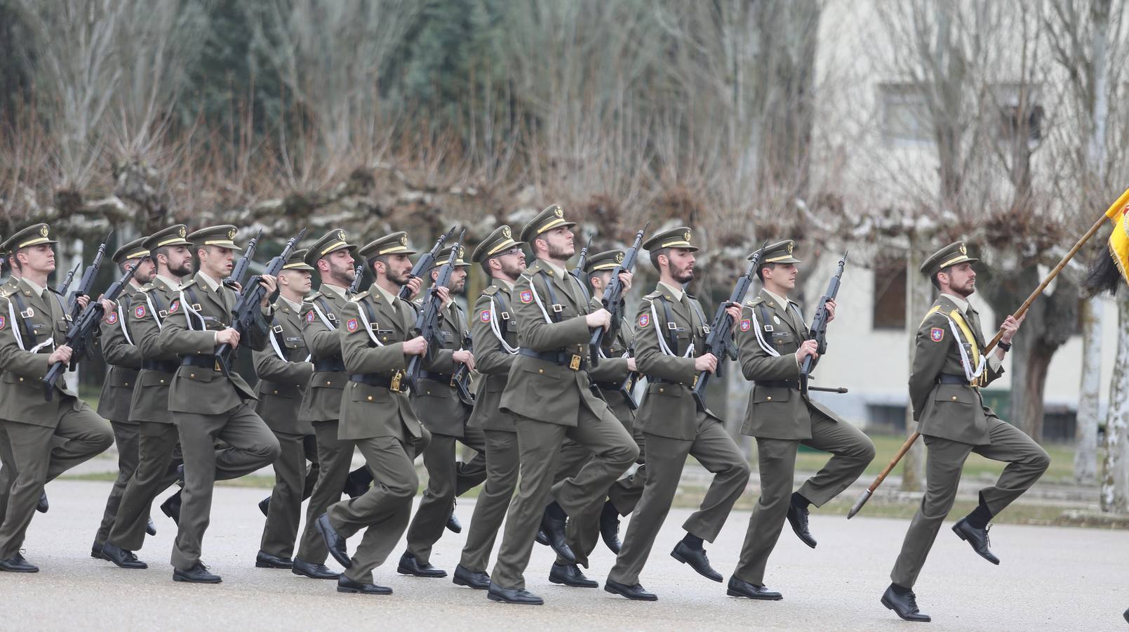 Desfile y condecoraciones en el cuartel Teniente Galiana (Valladolid)