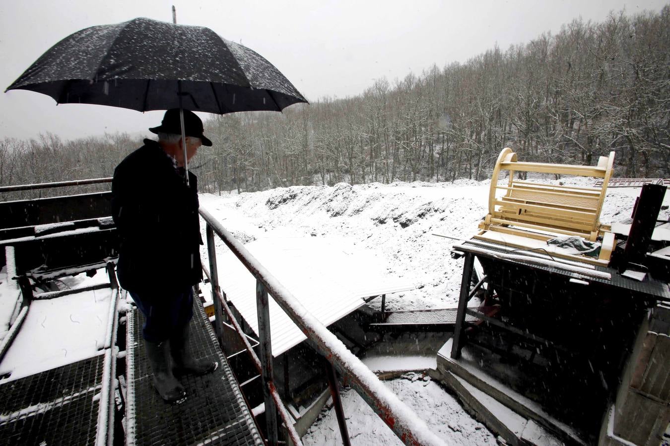 José María Rojo supervisa las labores de acondicionamiento del pozo de la Mina Fely en Guardo.