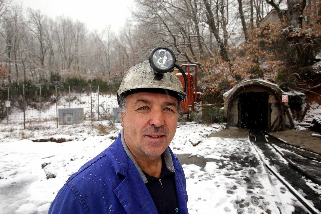 José Luis Fernández, copropietario de la Mina Fely, frente a la bocamina.