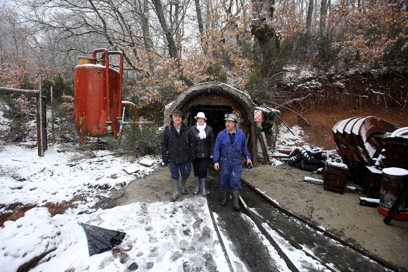 (I a D) José María Rojo, Fely Martínez y José Luis Fernández, copropietarios de la Mina Fely, el único pozo de la Montaña Palentina.
