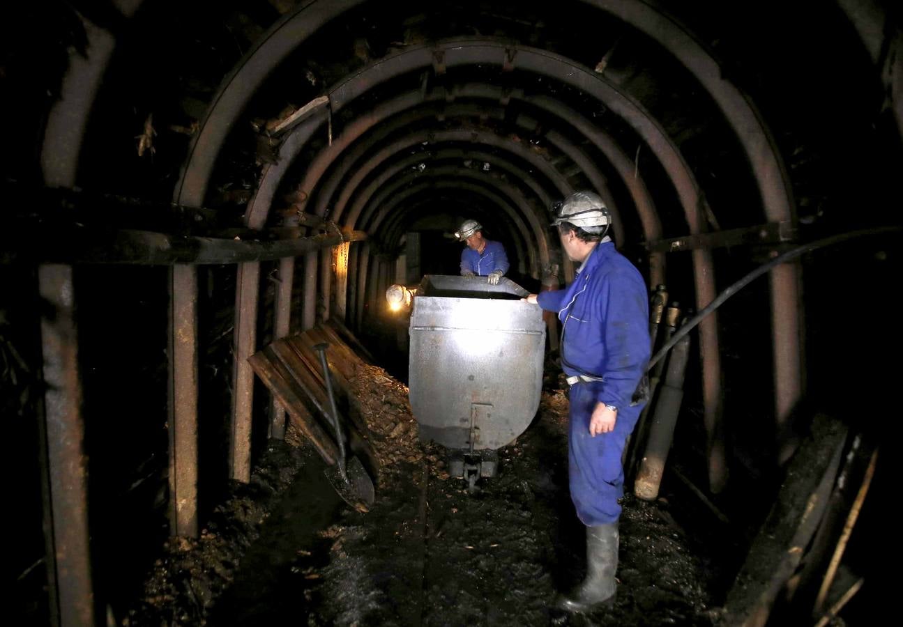 Labores de acondicionamiento del pozo de la Mina Fely en Guardo.