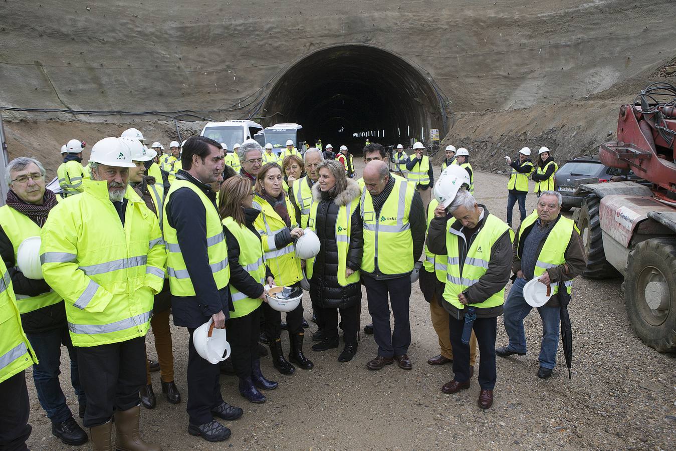 La ministra de Fomento visita las obras del Ave en Puebla de Sanabria (Zamora)