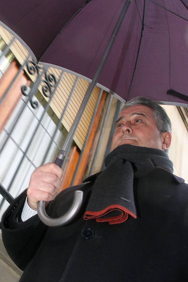 Antonio Martínez García, hoy comisario en Gijón, sale de la Audiencia tras su declaración.