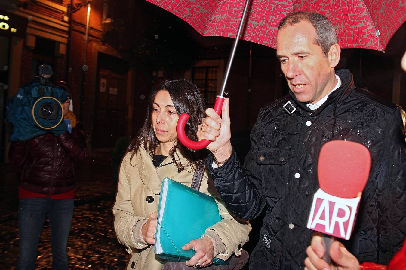 Raquel Gago y su procurador, Luis Enrique Valdeón, llegan a la Audiencia Provincial de León.