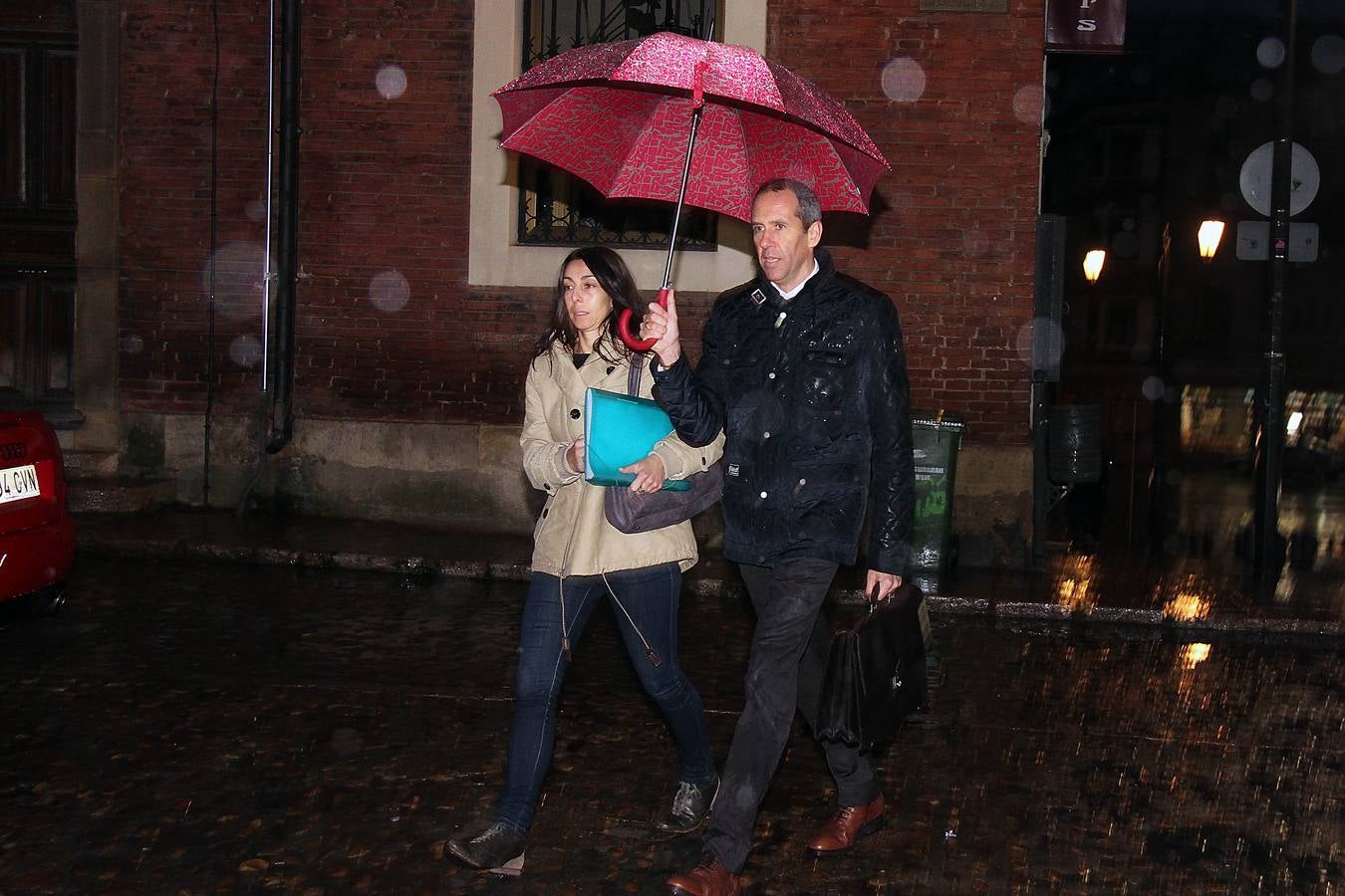 Raquel Gago y su procurador, Luis Enrique Valdeón, llegan a la Audiencia Provincial de León.