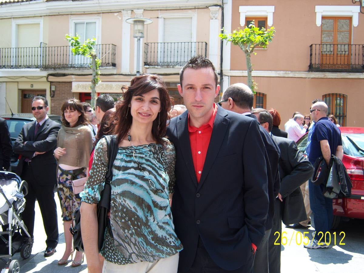 A día de hoy llevo con él 12 años camino de 13 y medio año conviviendo y la verdad que mejor no puedo estar. Mi amor apareció un día, aburrida yo en mi casa en Messenger. Era la única persona conectada, ya que era sábado por la tarde, quién iba a decir que ese desconocido iba a ser mi amor. Nos pusimos a hablar, ya que le conocía del famoso chat de Terra. Decidimos quedar a tomar algo y la primera vez que le vi me dio un vuelco el corazón; destacar que yo solo buscaba amistades. Ese mismo día, tras varias horas conociéndonos y gracias a una amiga, pude conocer la dulce miel de sus labios. A partir de ese día tardé un mes en volver a quedar y a que nos diéramos el sí a salir en pareja. Y ahora, esperamos a darnos el sí quiero por la iglesia.