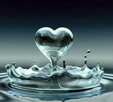 Como dos gotas de agua. A la vez tan distintos...a la vez tan iguales...pero por eso nos complementamos, nos compenetramos... Febrero 2016. Una fecha muy especial para nosotros: Sara y Juanma. Nuestro primer San Valentín en convivencia..un pasito más..dicen q pasito a pasito se va haciendo caminito... Y también que el día 11 hicimos una década juntos! Aún me acuerdo cuando lo medíamos por días y ahora lo hacemos por años y esperemos medirlo en un futuro por décadas. Taaanto pasado juntos...taaanto que nos queda..y esa complicidad... Bueno la verdad que sobran las palabras, simplemente 10 añitos. Sara y Juanma.