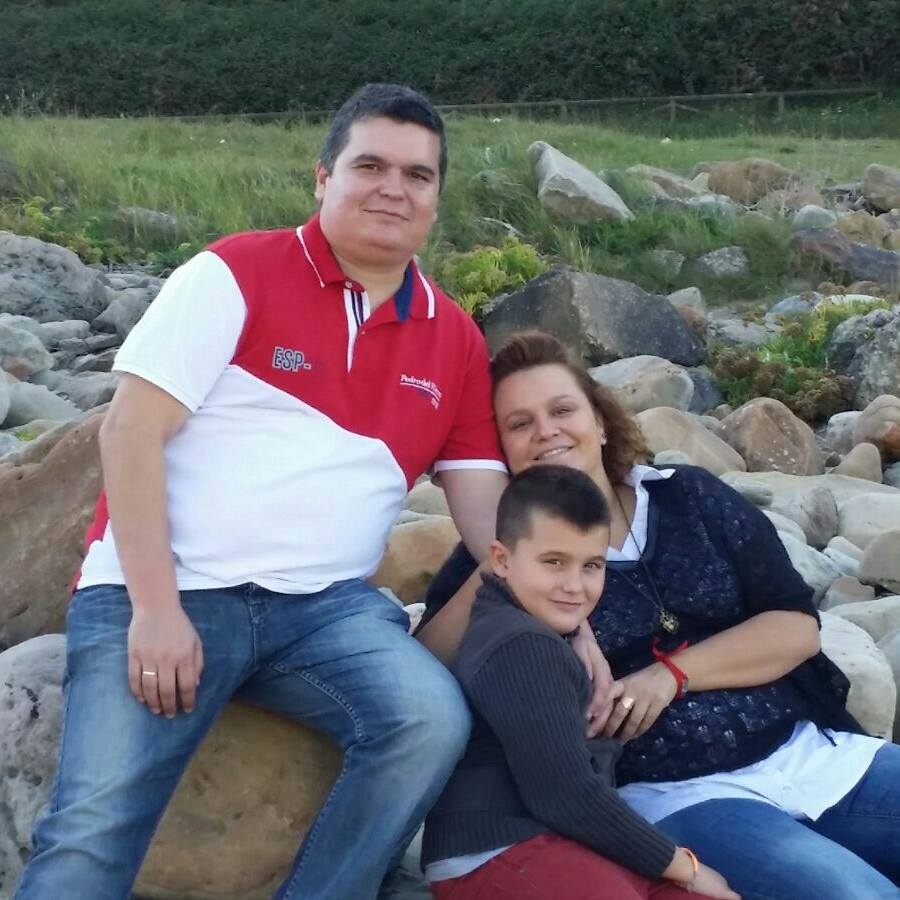 Lo nuestro fue una auténtica locura desde que nos conocimos por casualidad. Al cabo de unos meses ya habíamos firmado la hipoteca de nuestro piso y teníamos la ecografía de nuestro hijo. Todo el mundo pensó que estábamos locos, y razón no les faltaba, y muchos de ellos no dieron un duro por nosotros, pero 11 años después aquí seguimos contra viento y marea. No se puede decir que lo nuestro haya sido un camino de rosas, ya que hemos tenido que superar muchos obstáculos pero hemos aprendido que permaneciendo juntos nada podrá derribarnos. Ya sabes que me gustan las ideas locas y los regalos originales, solo espero que este te guste tanto como a mí. ¡Te quiero! No solo estamos enamorados el 14 de febrero sino todos los restantes, pero sabes que me gusta tener cualquier excusa para preparar una celebración. Así que viva San Valentín... hoy y siempre.