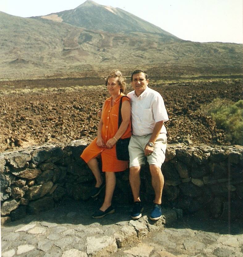 Mi querida Ascensión, Ñuquita, parece que fue ayer (48 años "solamente") cuando me hiciste el primer regalo, una maquina de afeitar (¿te acuerdas?). Bueno pues aprovechando la iniciativa de El Norte de Castilla quisiera darte un fuerte beso de enamorado y que sigamos celebrando esta fecha otros 48 años más así como agradecerte por darme también tres hijos maravillosos.