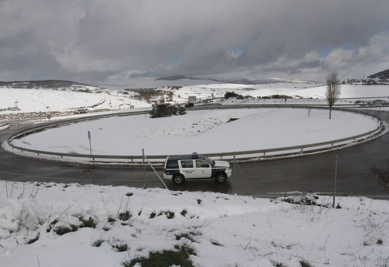 Un vehículo de la Guardia Civil de tráfico en la A-67, en el límite de Palencia con Cantabria.