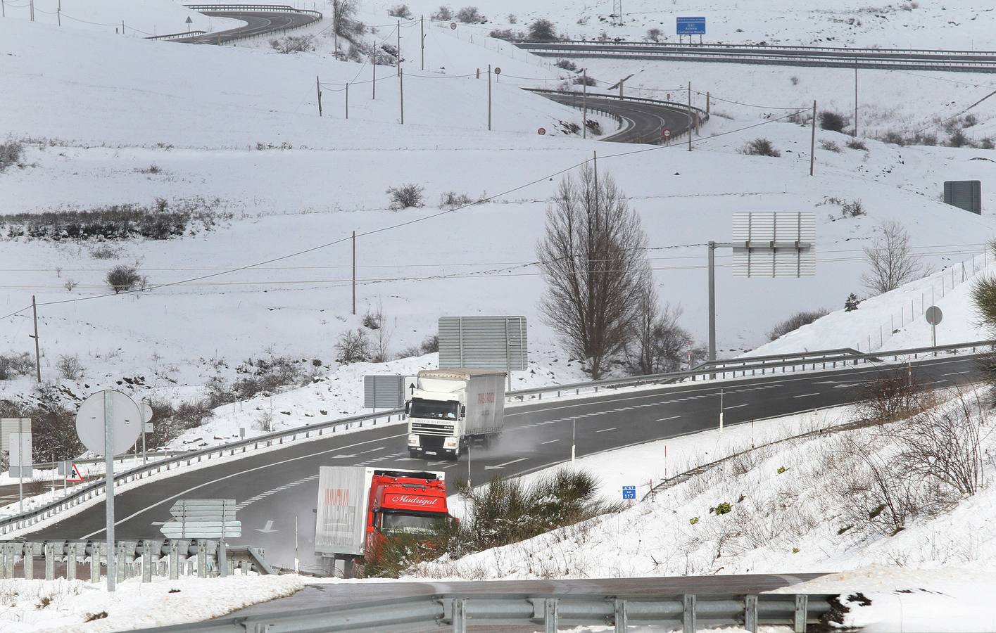 Camiones en la A-67, en el límite de Palencia con Cantabria.