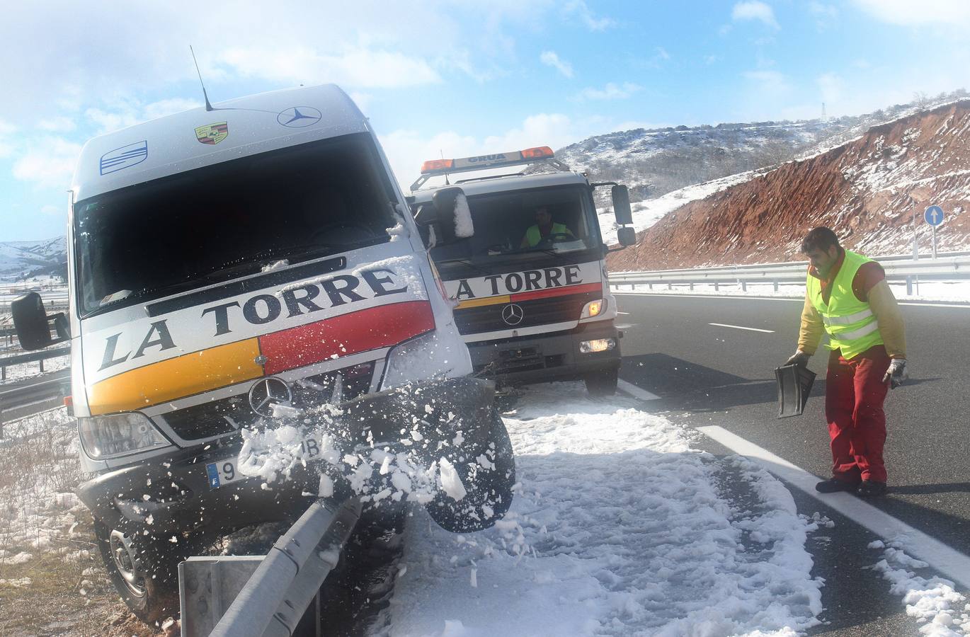 Una furgoneta accidentada por la nieve en la A-67, en Valoria de Aguilar.