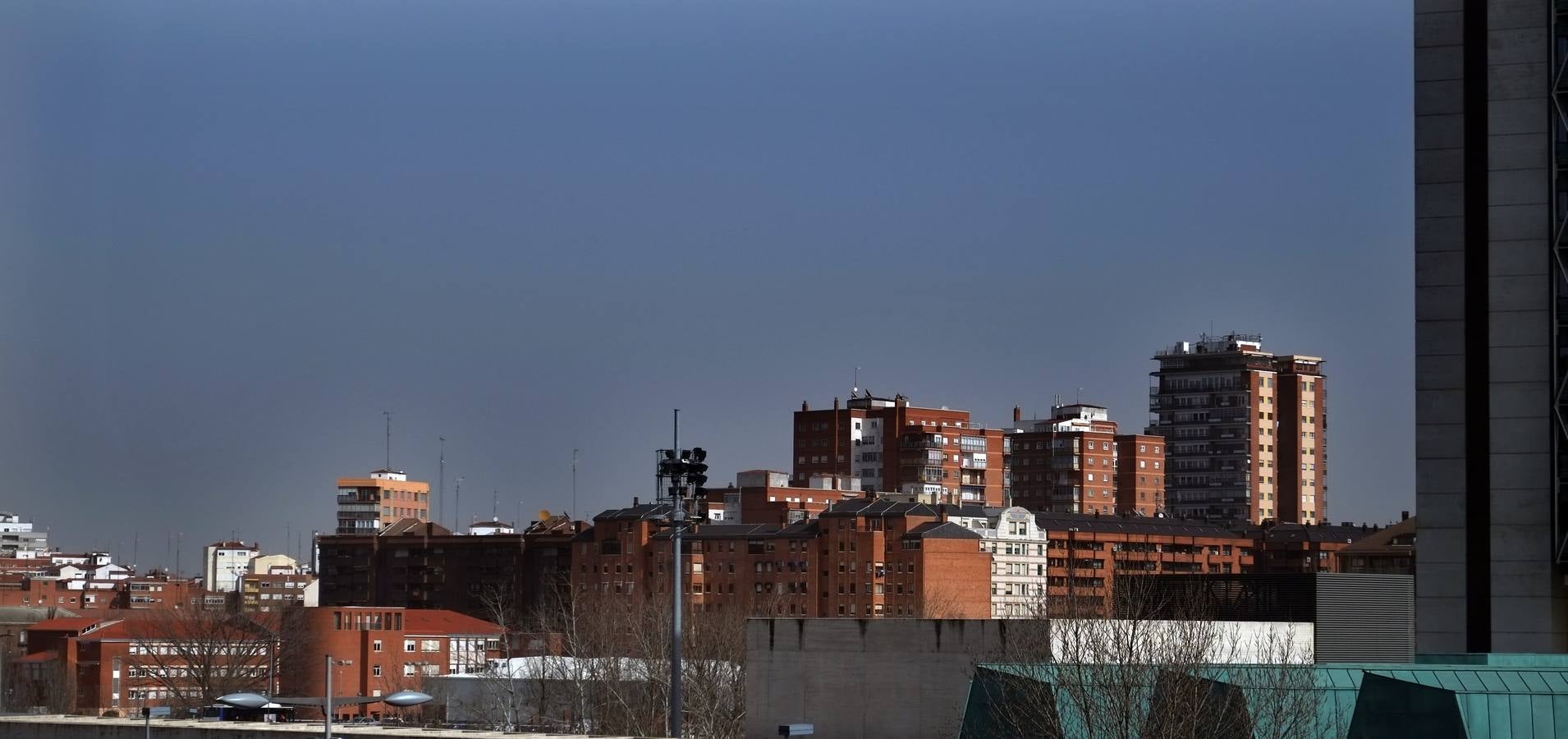 La calima cubre el cielo de Valladolid