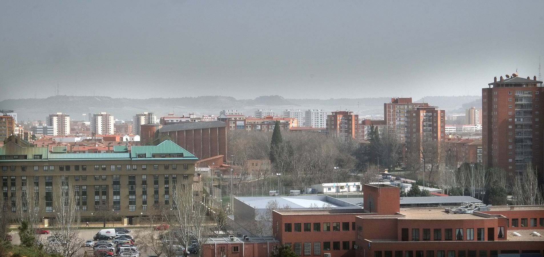 La calima cubre el cielo de Valladolid