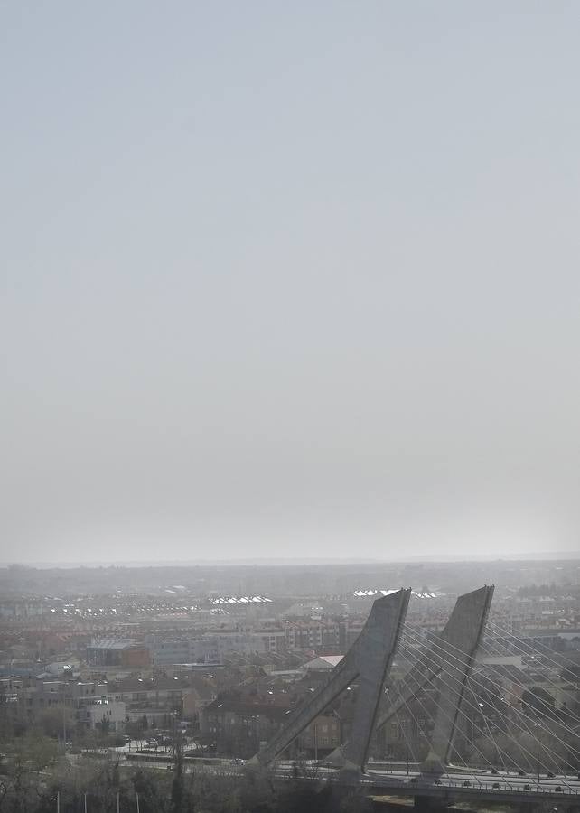 La calima cubre el cielo de Valladolid