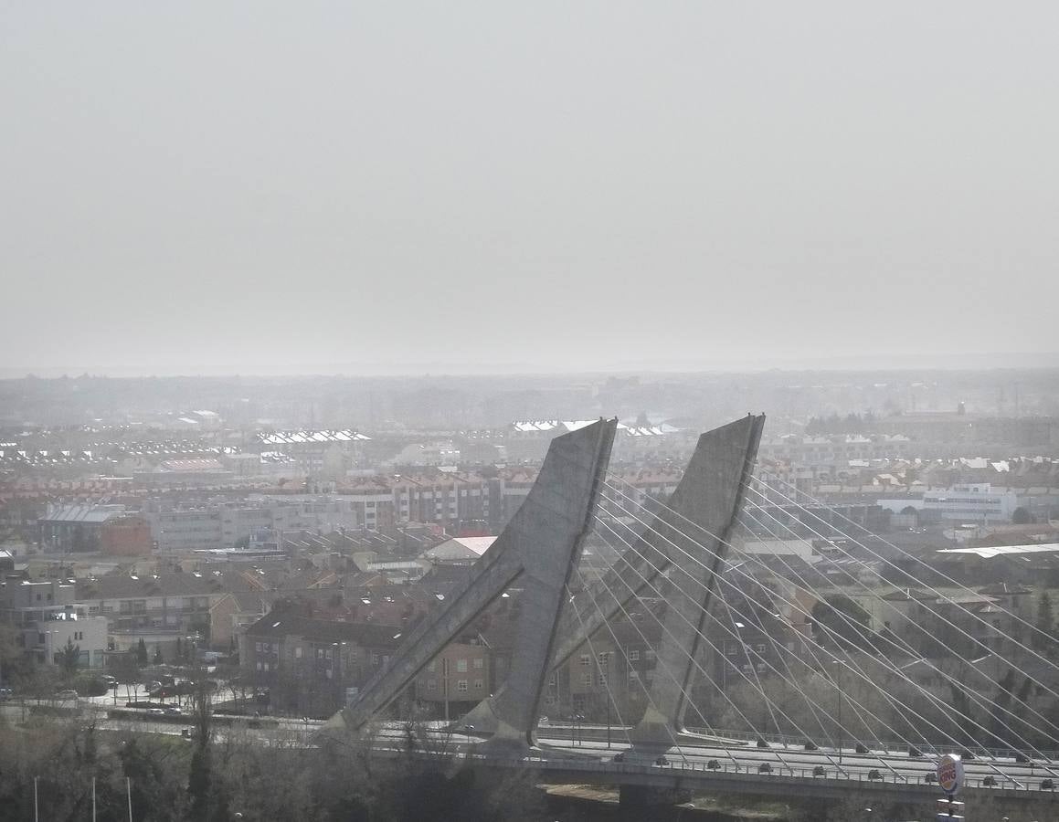 La calima cubre el cielo de Valladolid