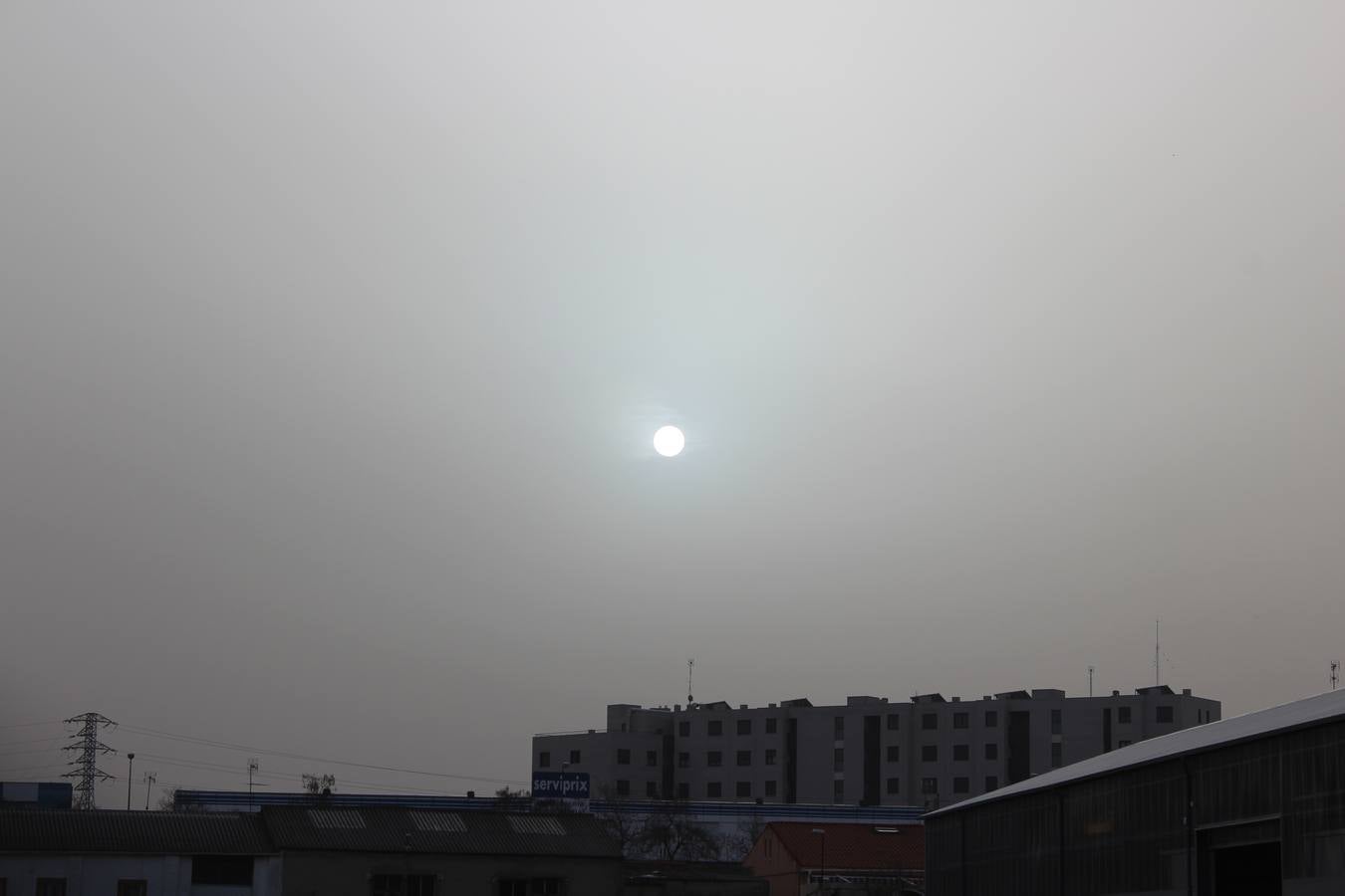 La calima cubre el cielo de Valladolid