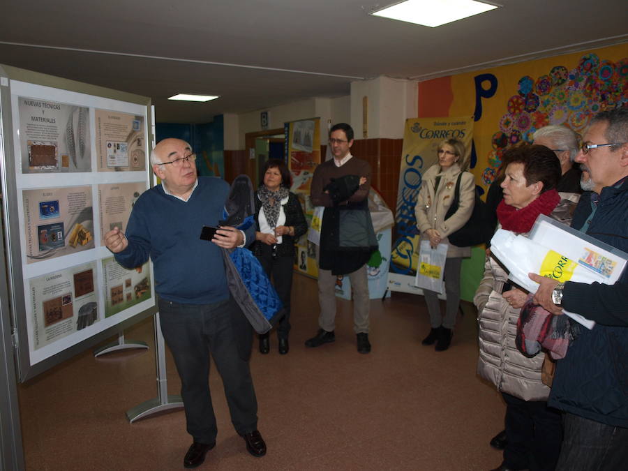 Exposición &#039;Sellos del Mundo&#039; en el CEIP León Felipe