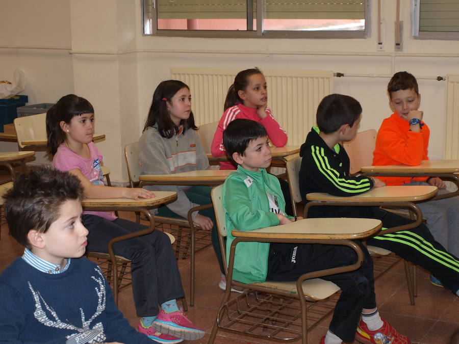 Exposición &#039;Sellos del Mundo&#039; en el CEIP León Felipe