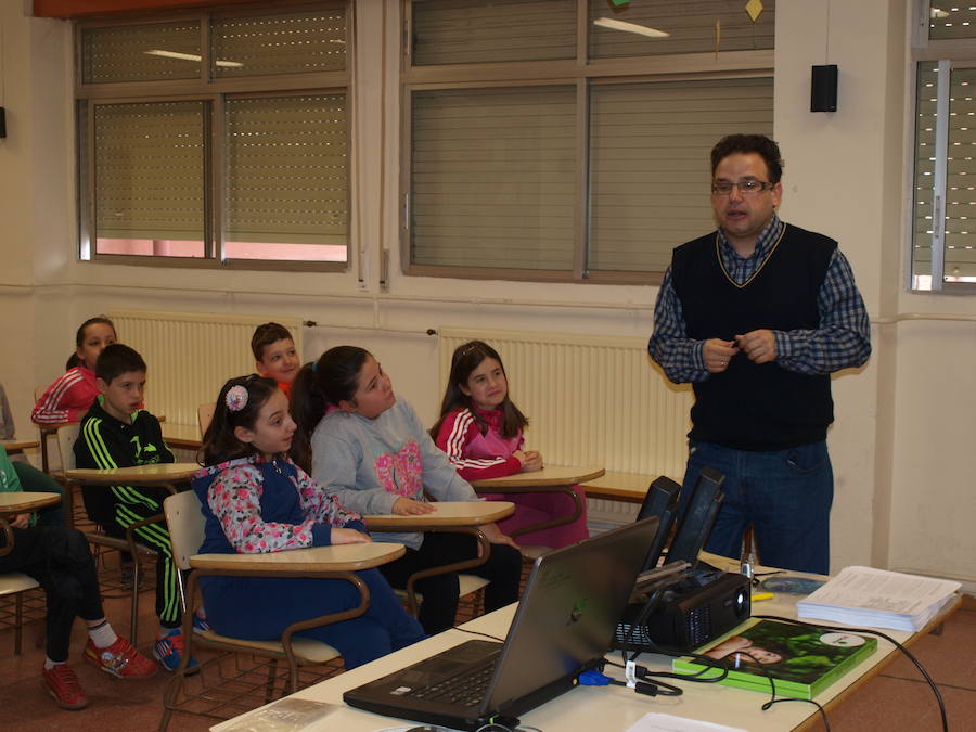 Exposición &#039;Sellos del Mundo&#039; en el CEIP León Felipe