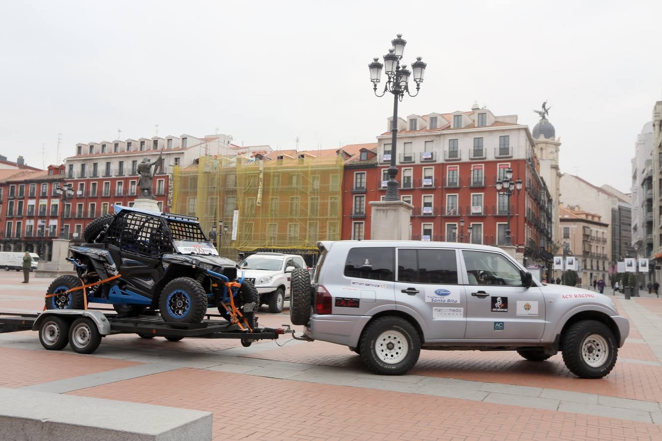 Arranca en la Plaza Mayor de Valladolid el Raid ACV Sahara Adventure Valladolid-Marruecos
