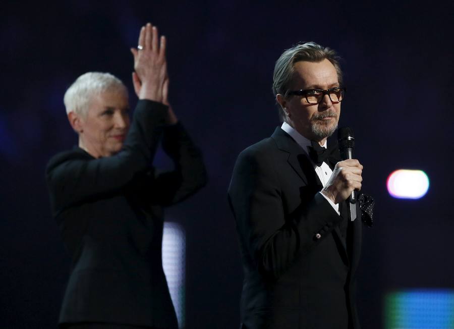 El actor Gary Oldman y la cantante Annie Lennox homenajean a Bowie.