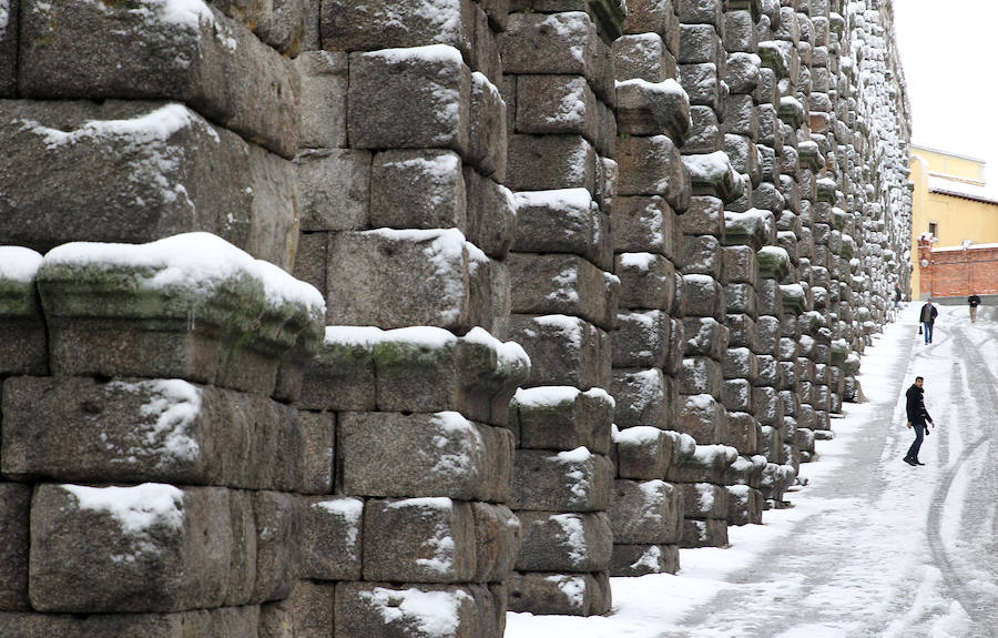 Segovia cubierta por la nieve (1/2)