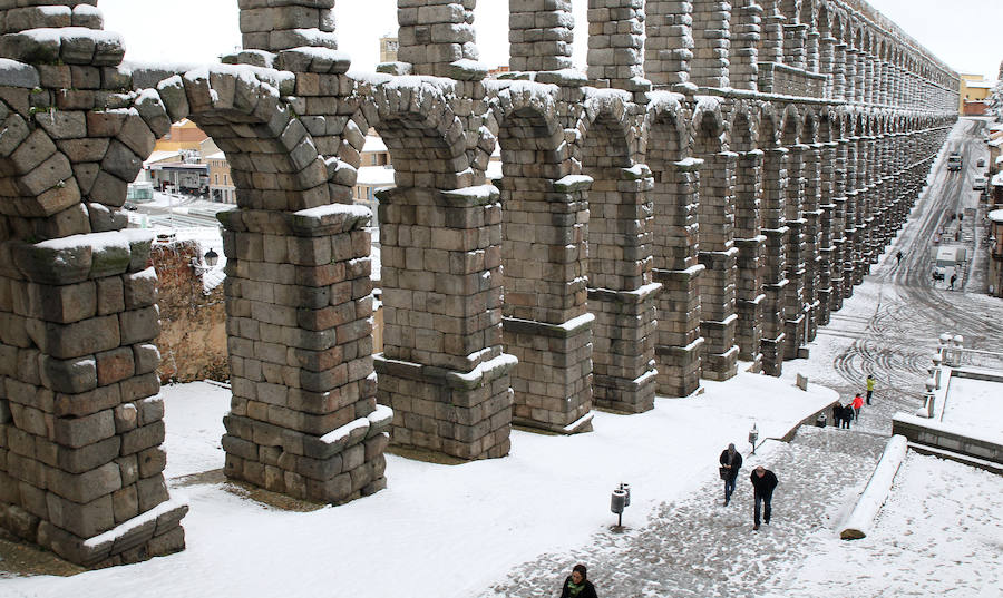 Segovia cubierta por la nieve (1/2)