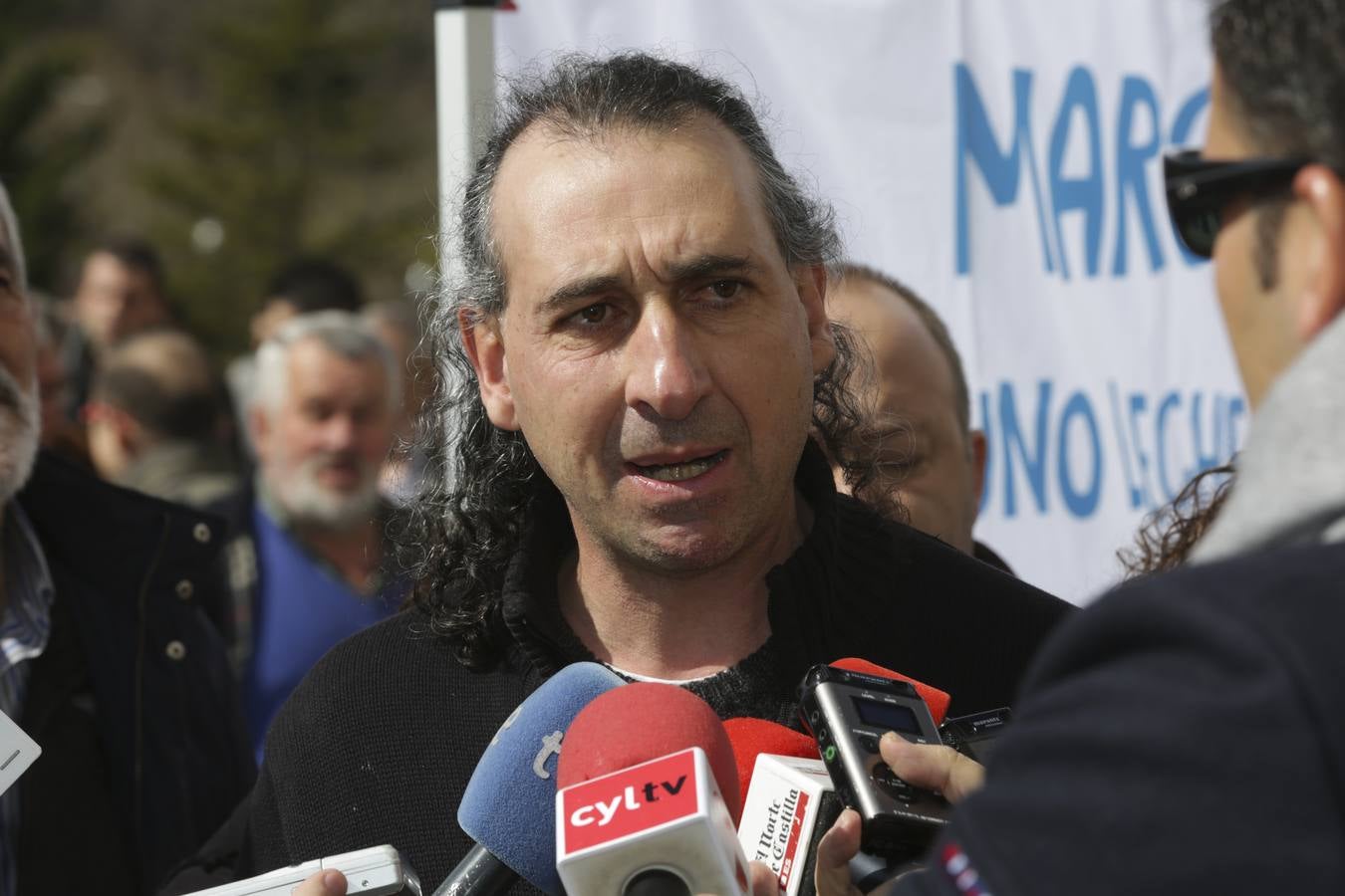 Protesta de ganaderos a las puertas de las Cortes de Castilla y León por la crisis del sector lácteo