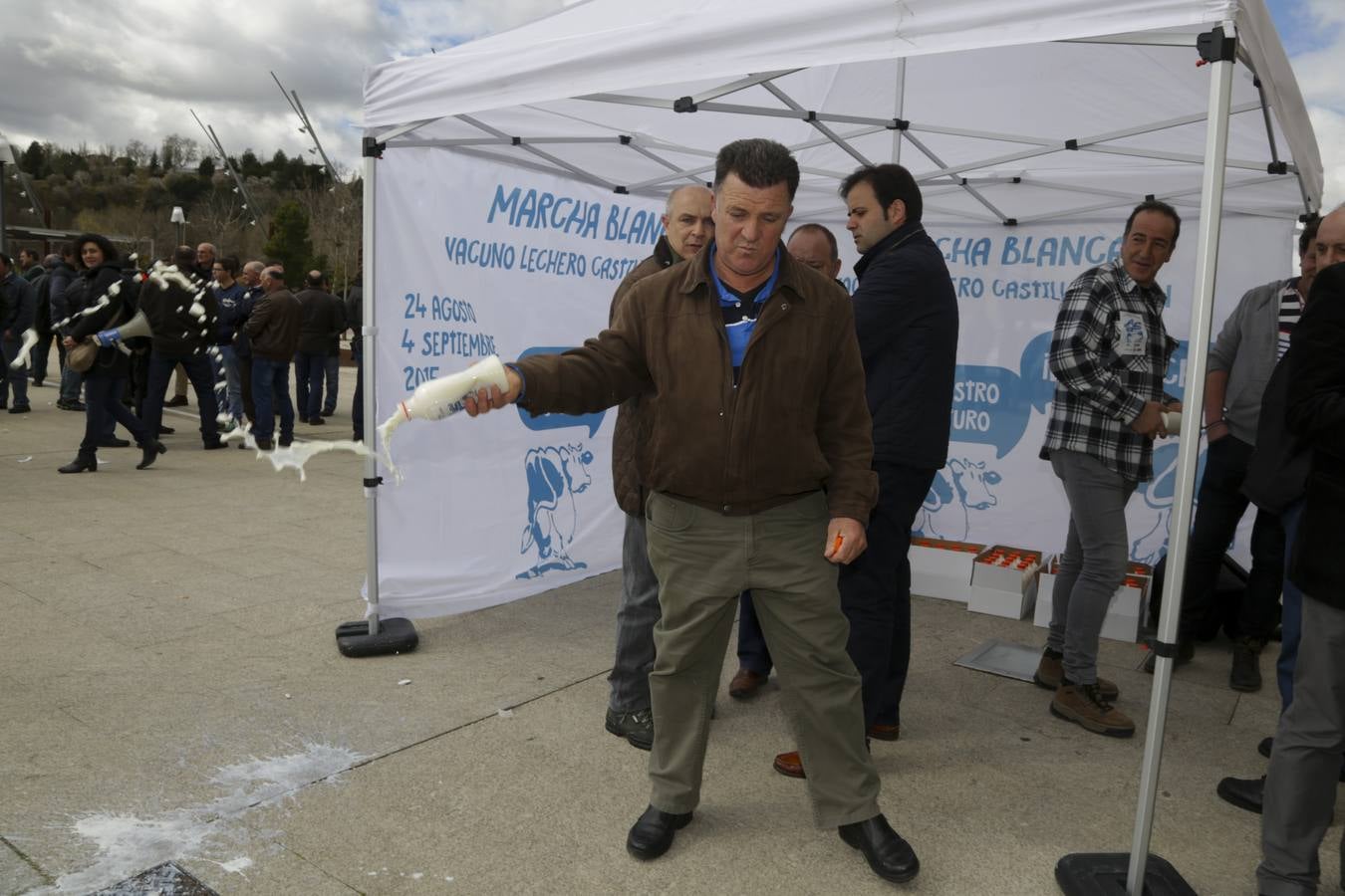 Protesta de ganaderos a las puertas de las Cortes de Castilla y León por la crisis del sector lácteo