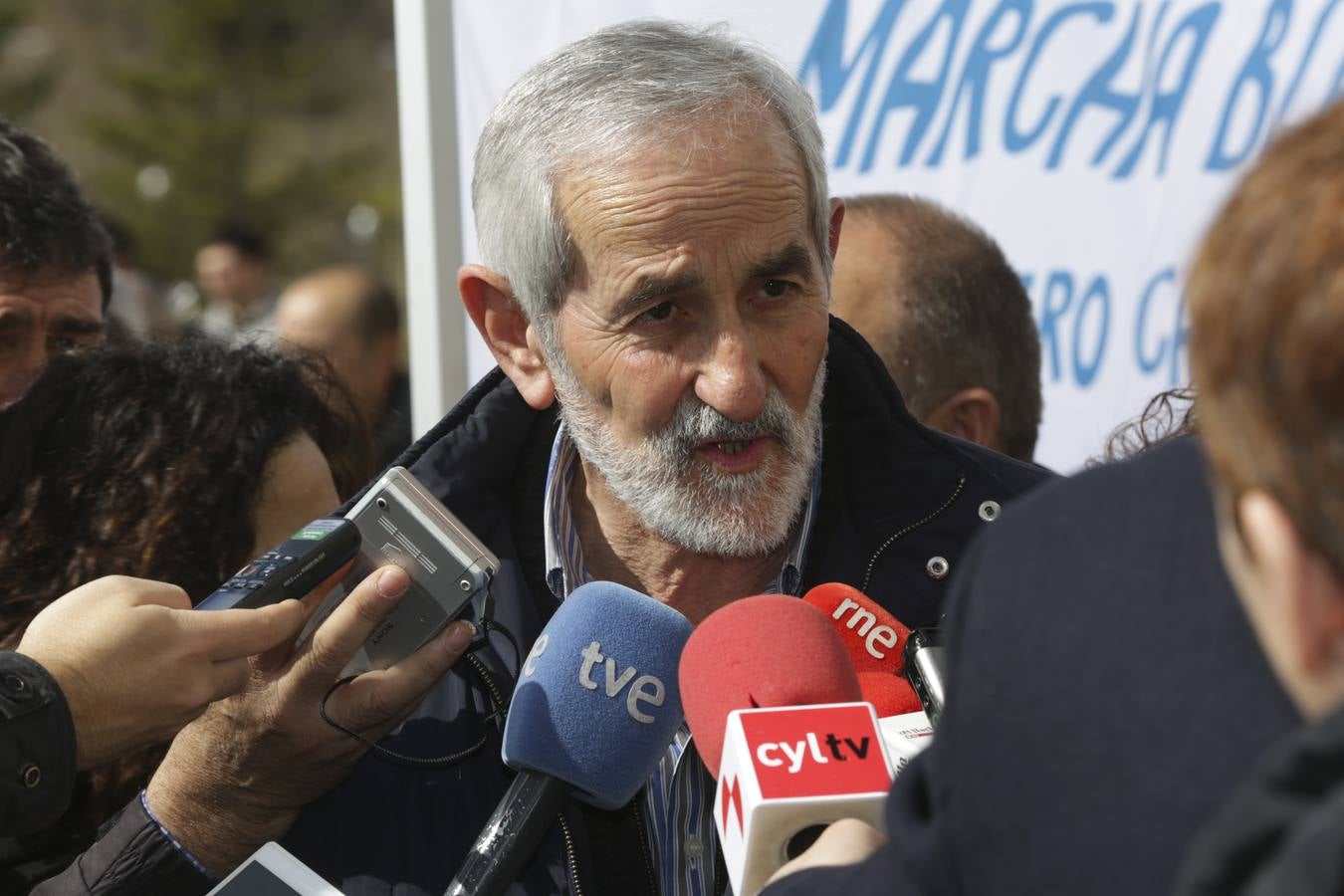 Protesta de ganaderos a las puertas de las Cortes de Castilla y León por la crisis del sector lácteo