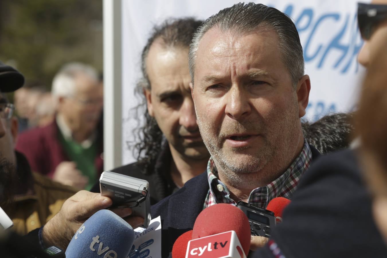 Protesta de ganaderos a las puertas de las Cortes de Castilla y León por la crisis del sector lácteo