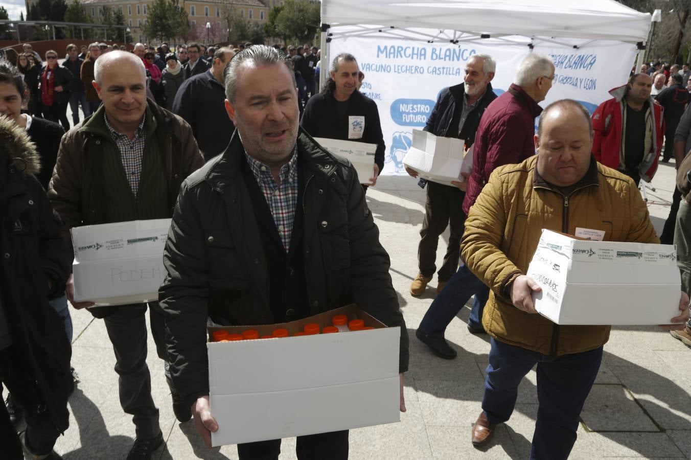 Protesta de ganaderos a las puertas de las Cortes de Castilla y León por la crisis del sector lácteo
