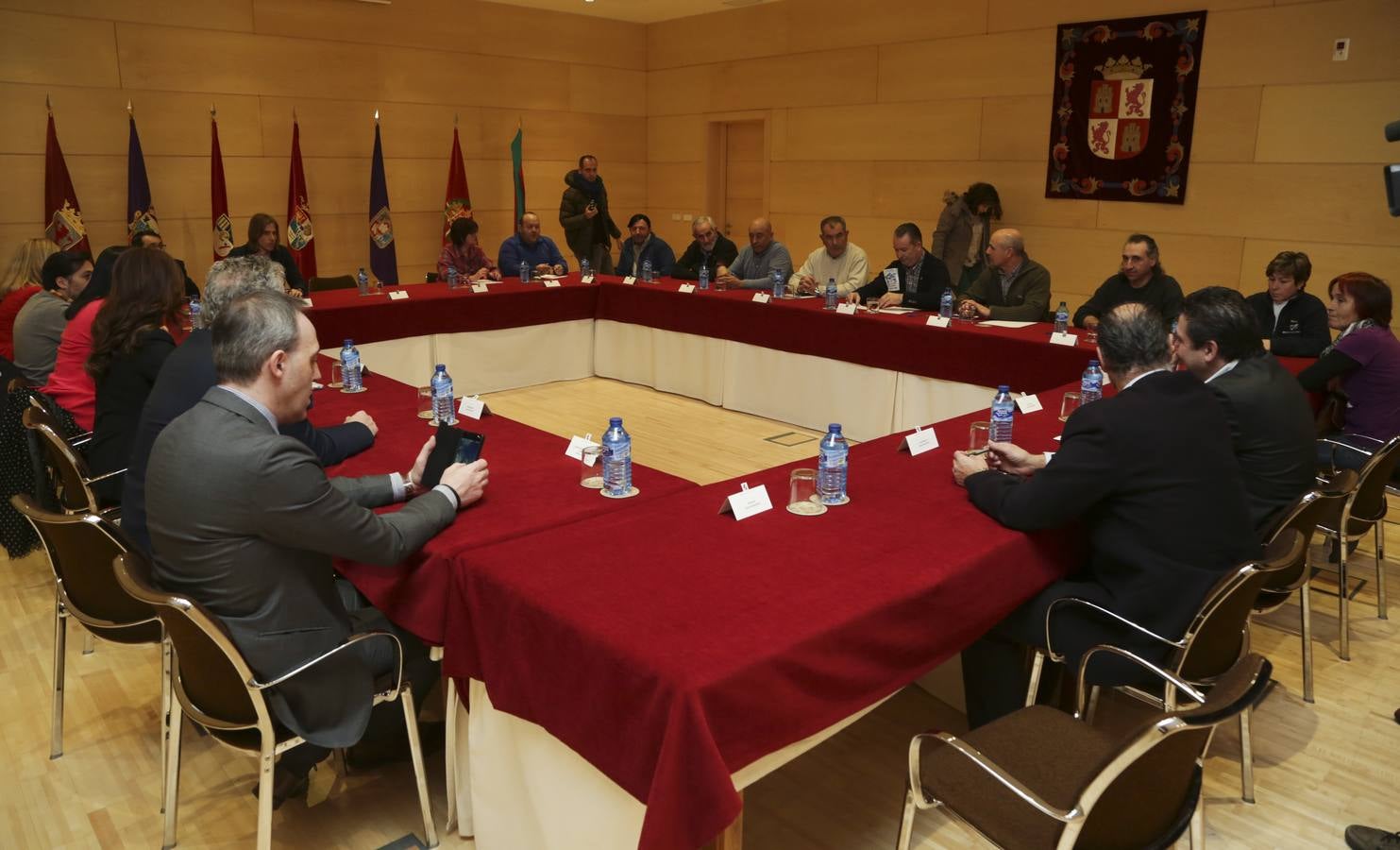 Protesta de ganaderos a las puertas de las Cortes de Castilla y León por la crisis del sector lácteo