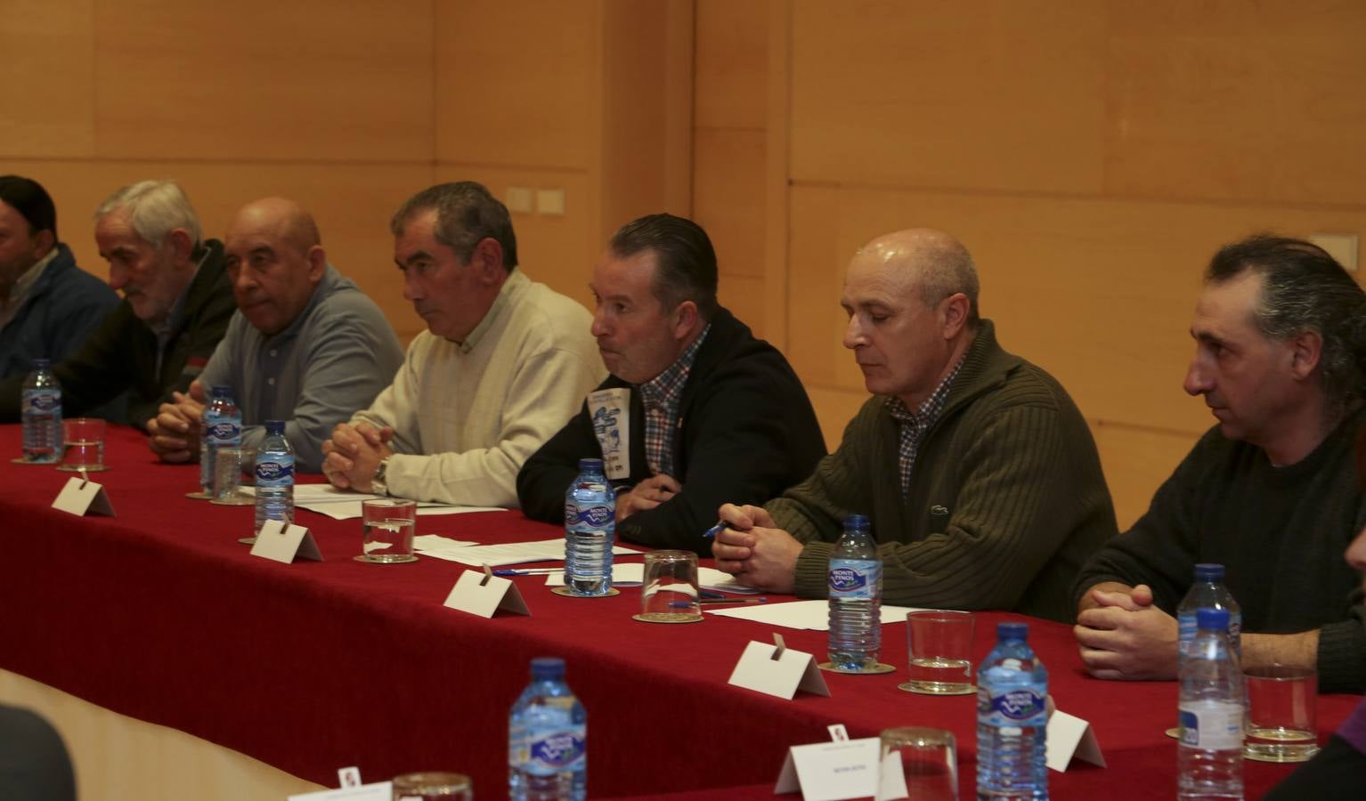 Protesta de ganaderos a las puertas de las Cortes de Castilla y León por la crisis del sector lácteo