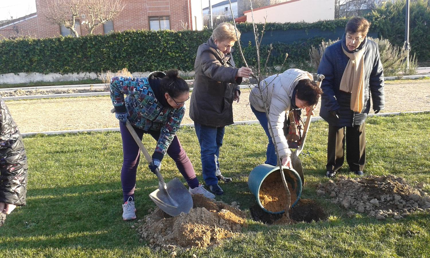 Las mujeres de Mucientes planta árboles frutales para reivindicar la fertilidad.