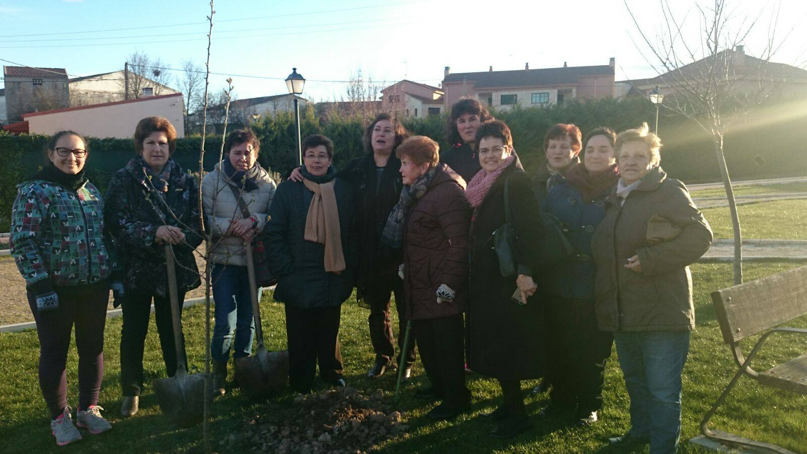 Las mujeres de Mucientes planta árboles frutales para reivindicar la fertilidad.