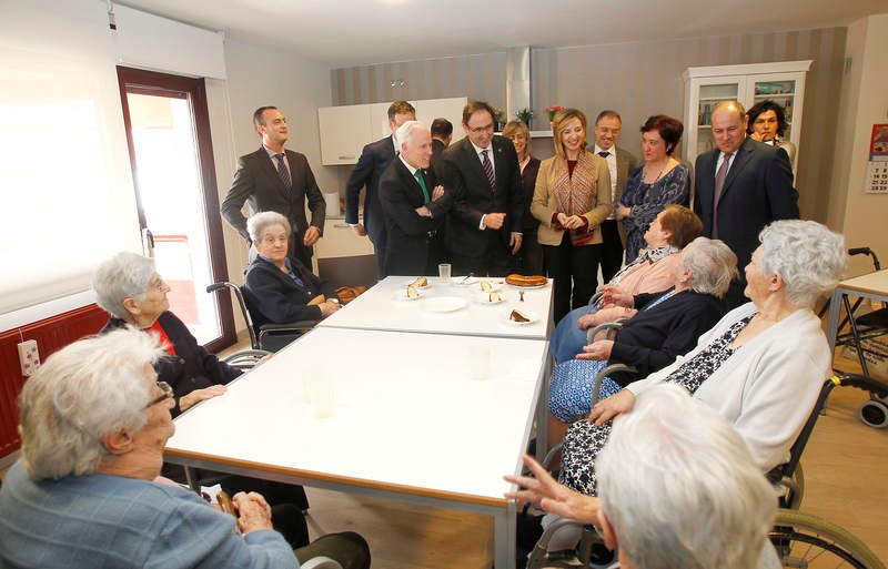 La consejera de Familia e Igualdad de Oportunidades visita la residencia de personas mayores Puente de Hierro de Palencia