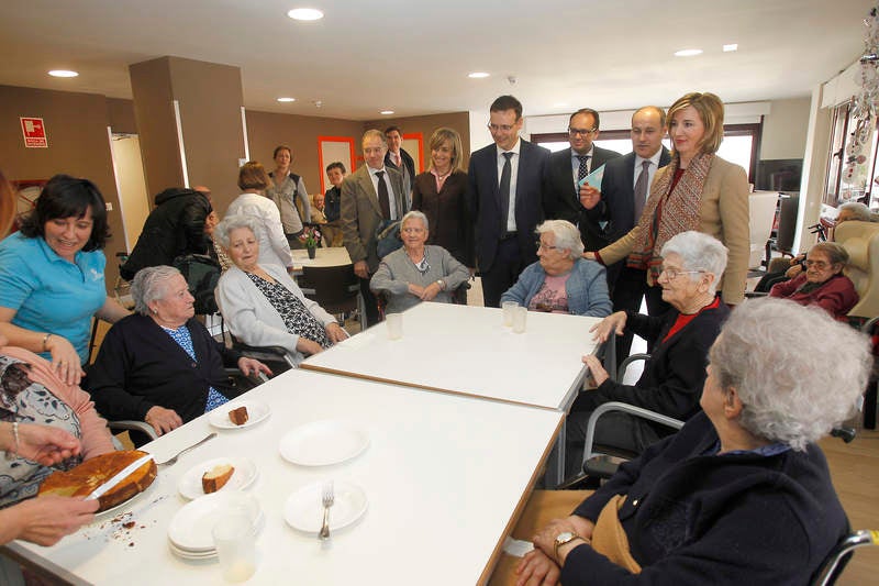 La consejera de Familia e Igualdad de Oportunidades visita la residencia de personas mayores Puente de Hierro de Palencia