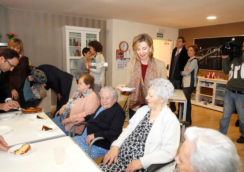 La consejera de Familia e Igualdad de Oportunidades visita la residencia de personas mayores Puente de Hierro de Palencia