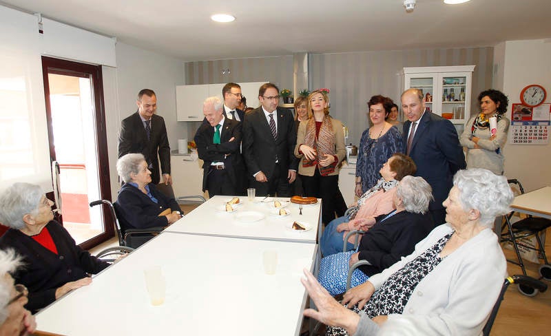 La consejera de Familia e Igualdad de Oportunidades visita la residencia de personas mayores Puente de Hierro de Palencia